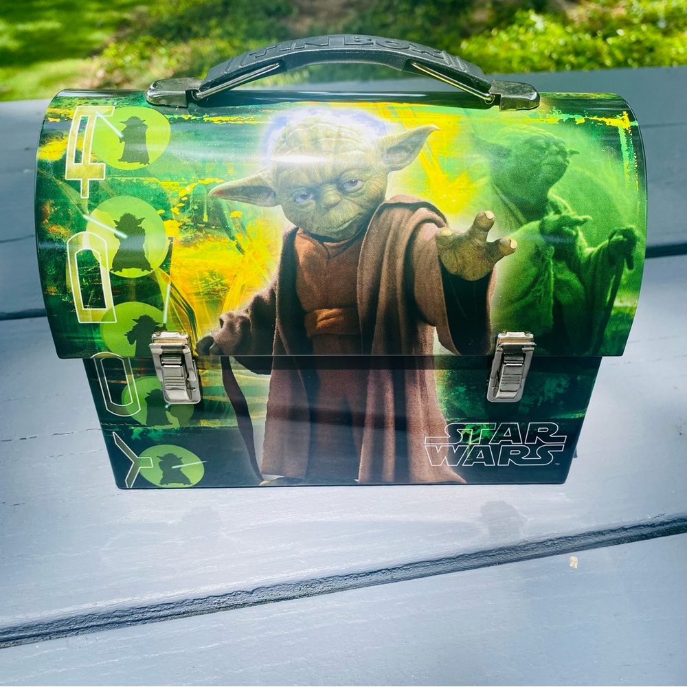 Star Wars Yoda Jedi Lunch 7-1/4 × 6"
Tin Box. Like new.